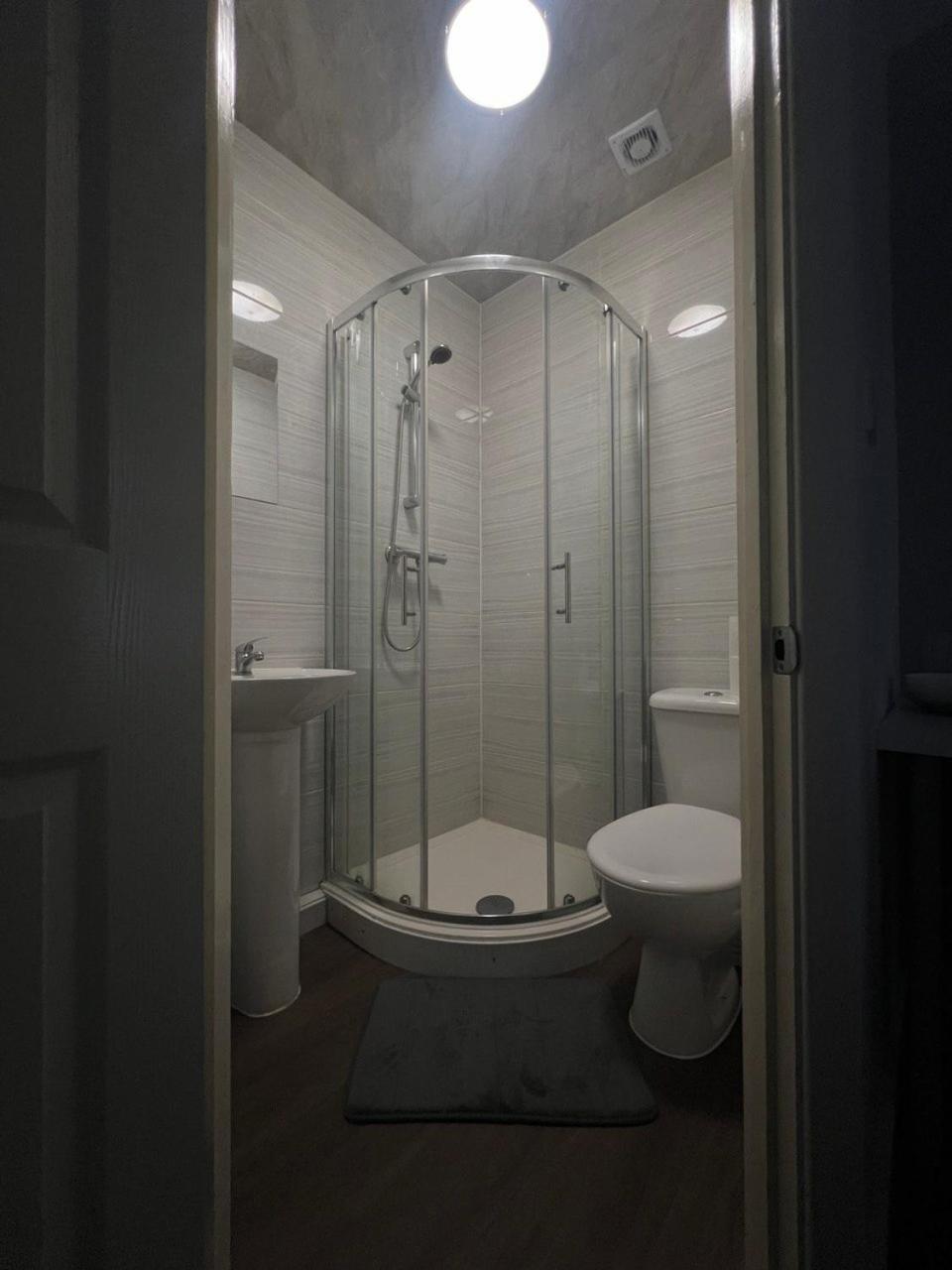 Deluxe Ensuite Double Room With Ensuite 考文垂 外观 照片